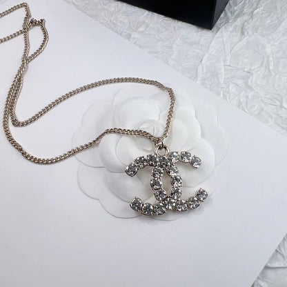 Orecchini e collana di cristalli alla moda