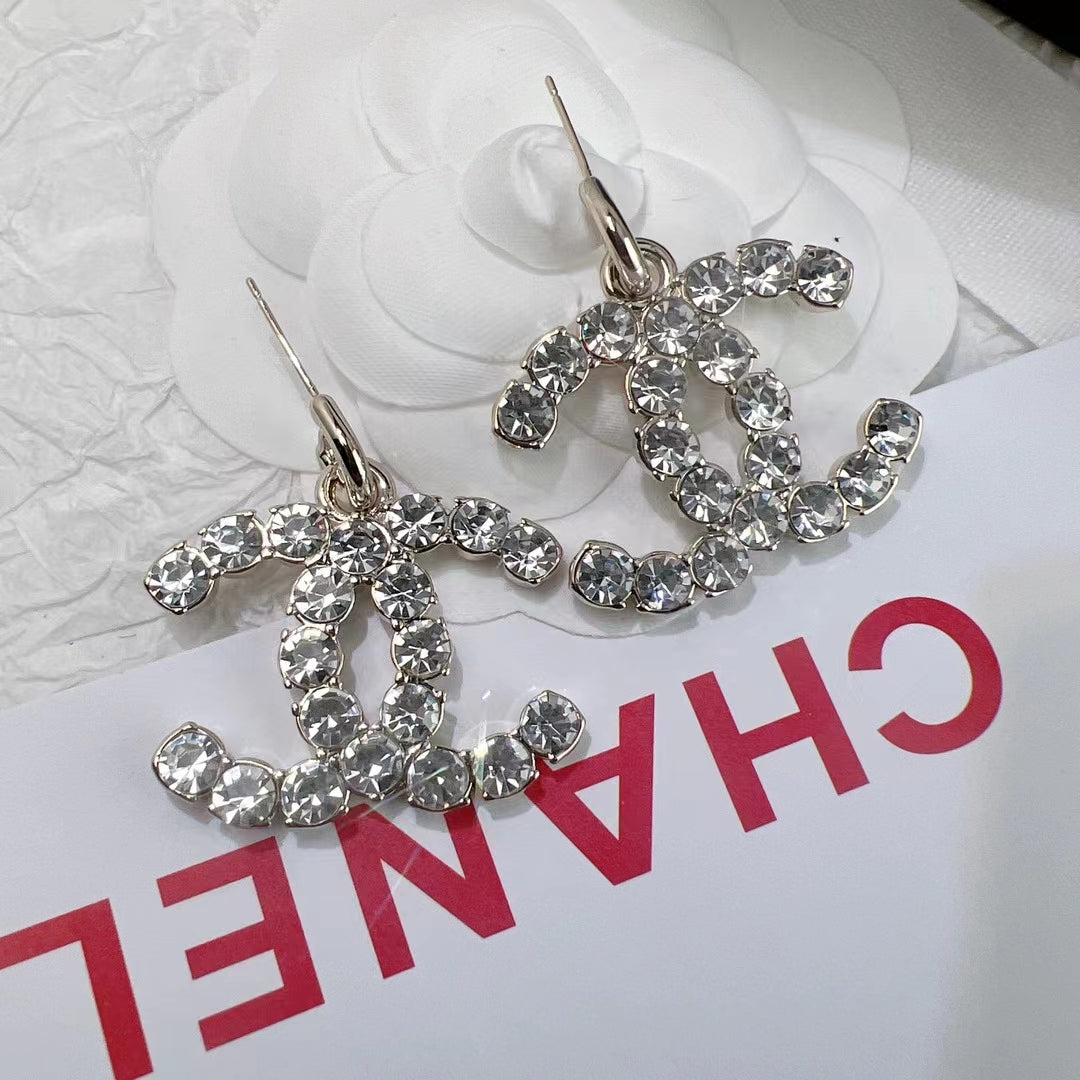 Orecchini e collana di cristalli alla moda