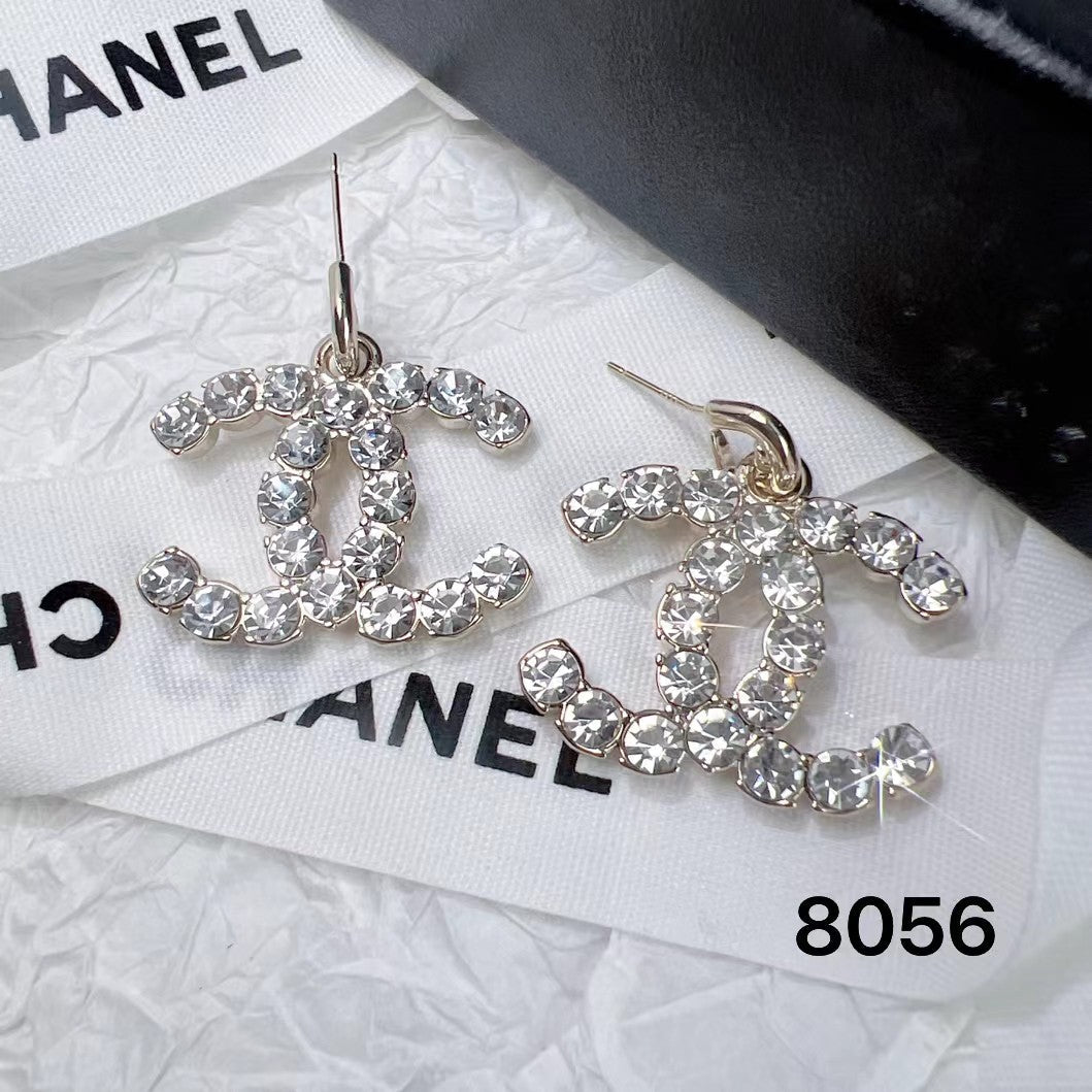 Orecchini e collana di cristalli alla moda