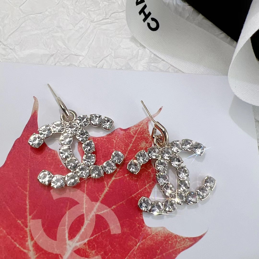 Orecchini e collana di cristalli alla moda