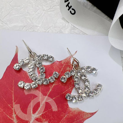 Orecchini e collana di cristalli alla moda