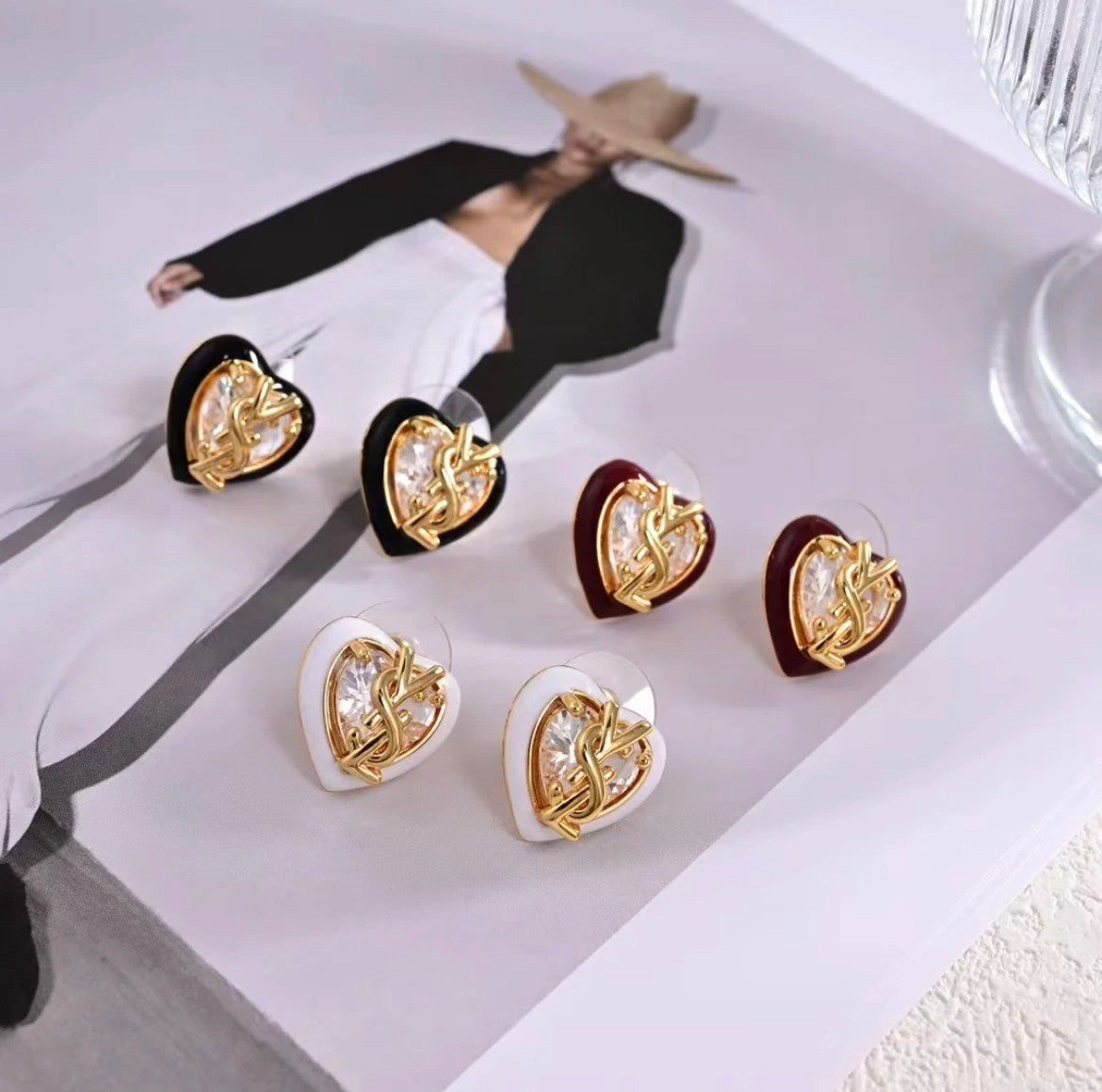 Eleganti orecchini a bottone con strass Love