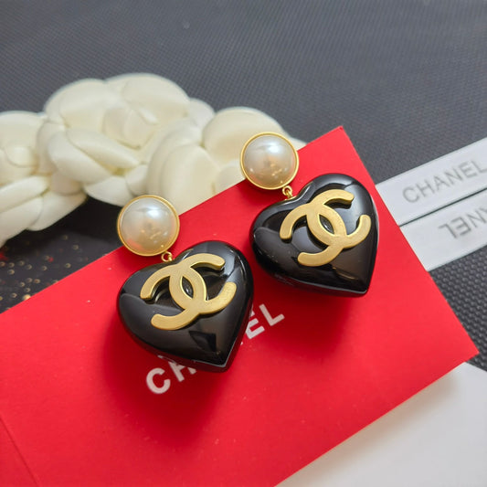 Orecchini a forma di cuore con perle