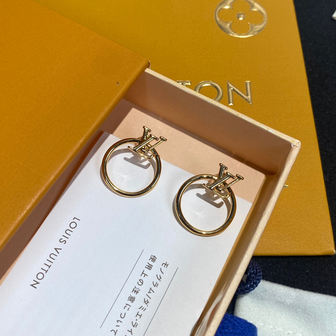 Orecchini a cerchio con lettere alla moda