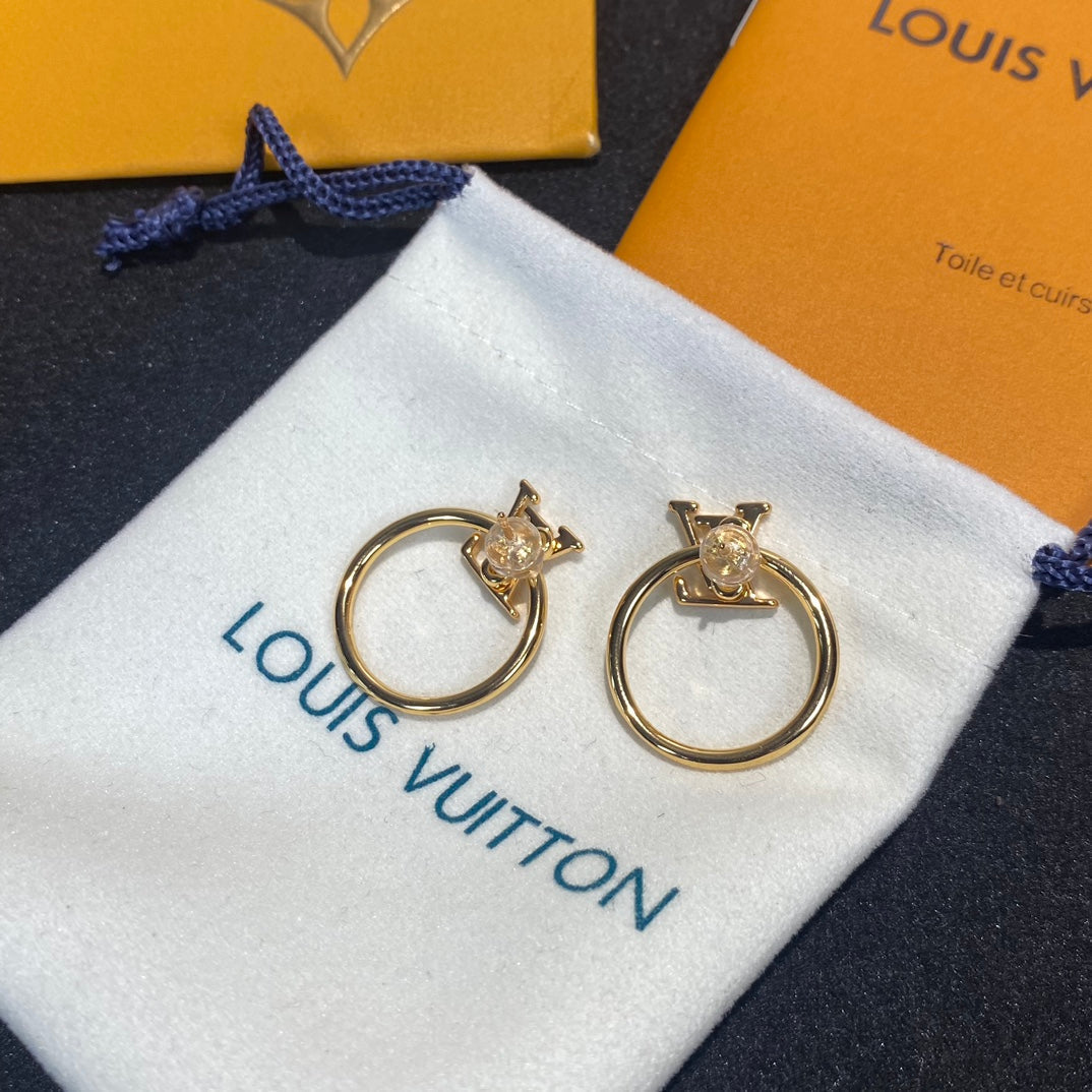 Orecchini a cerchio con lettere alla moda