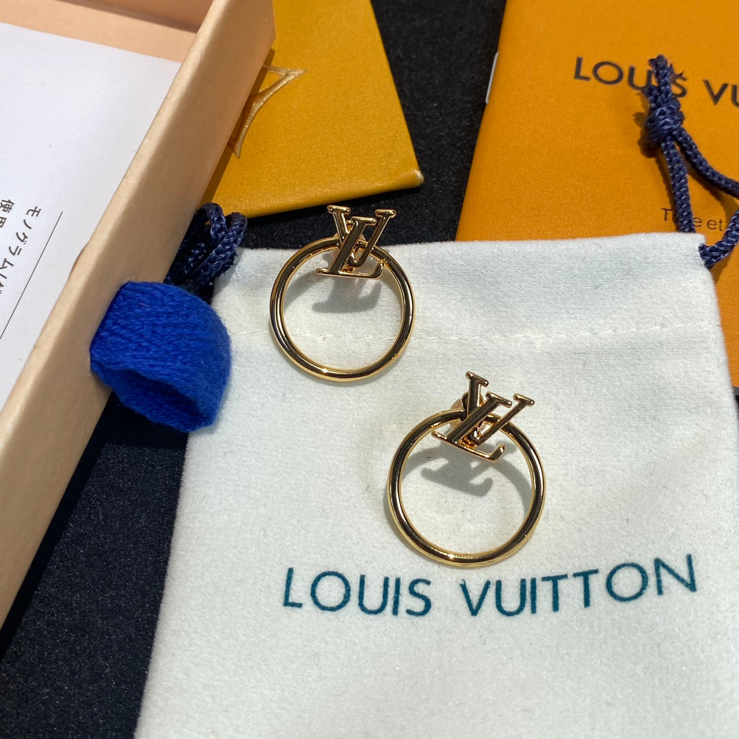 Orecchini a cerchio con lettere alla moda