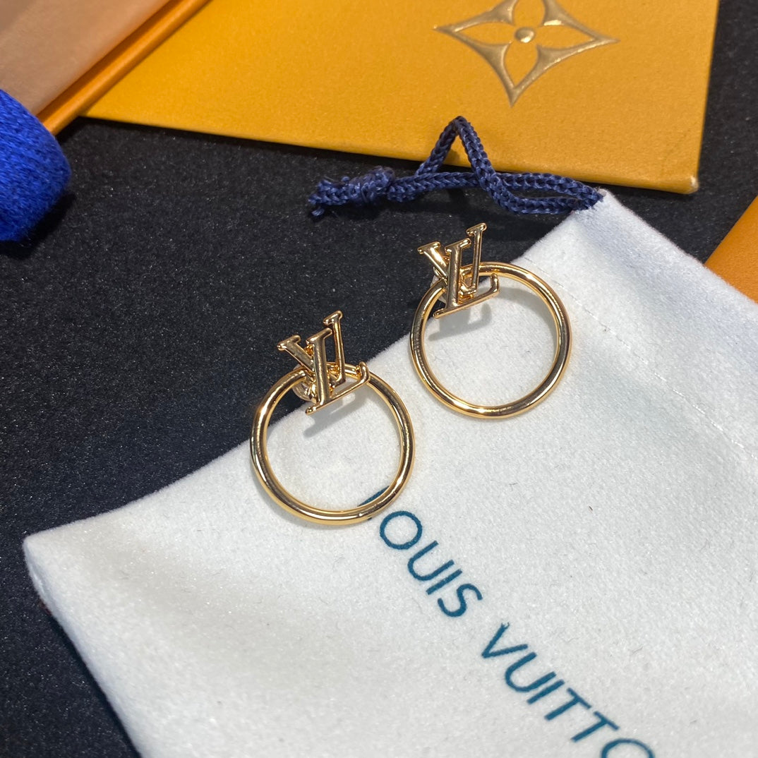 Orecchini a cerchio con lettere alla moda