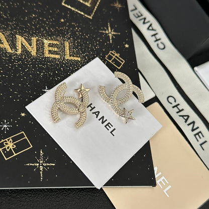 Orecchini a forma di stella alla moda