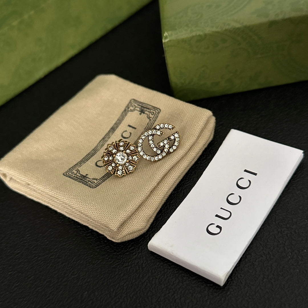 Orecchini asimmetrici con diamanti