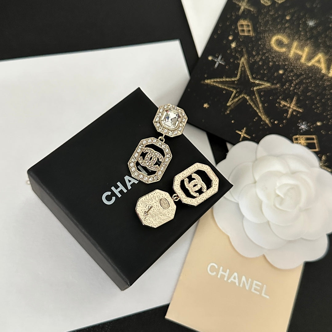 Eleganti orecchini pendenti con strass alla moda