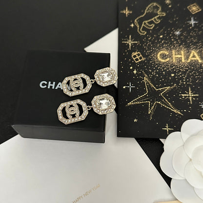 Eleganti orecchini pendenti con strass alla moda