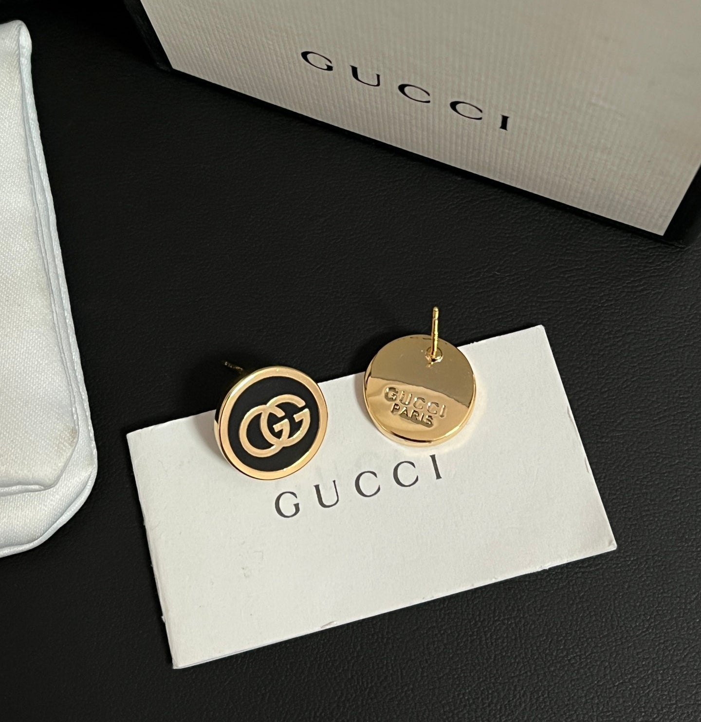 Orecchini alla moda ed eleganti