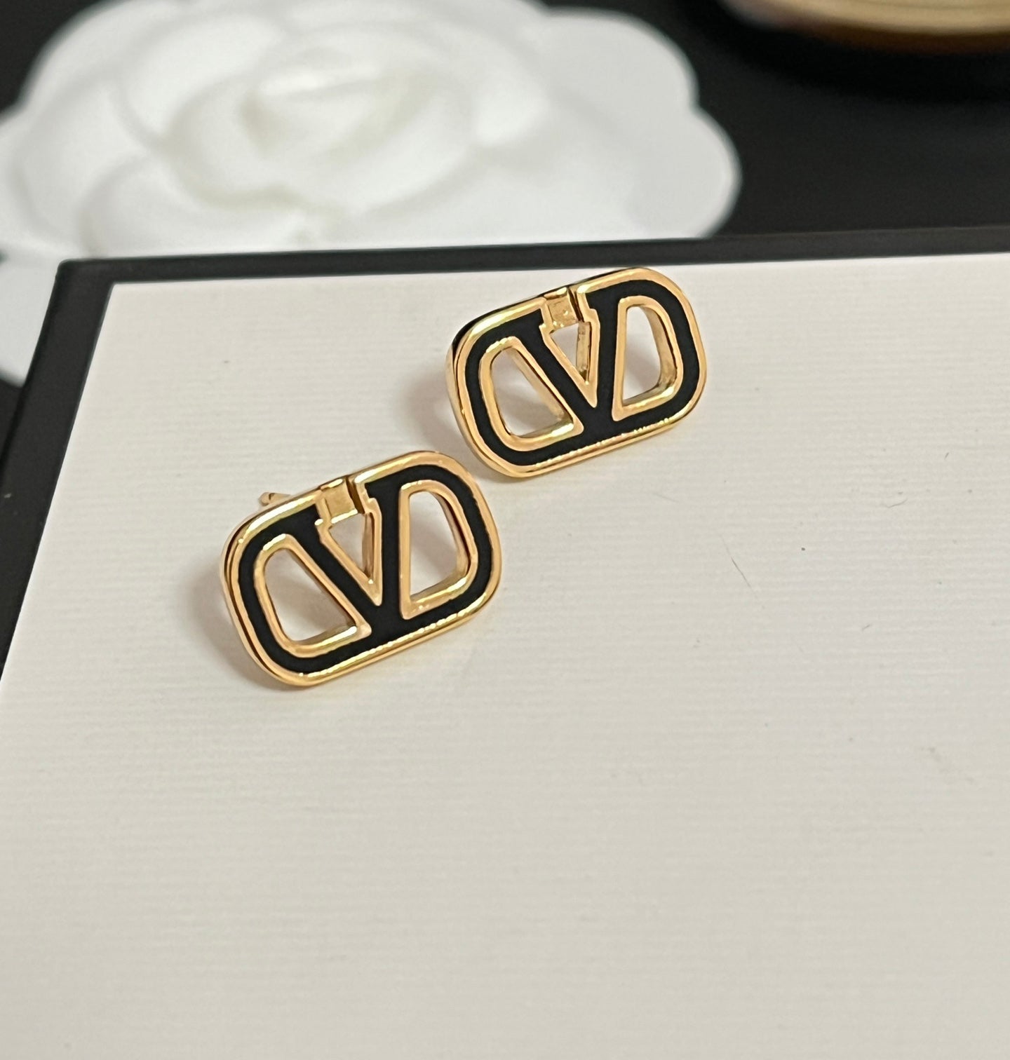 Orecchini cavi alla moda