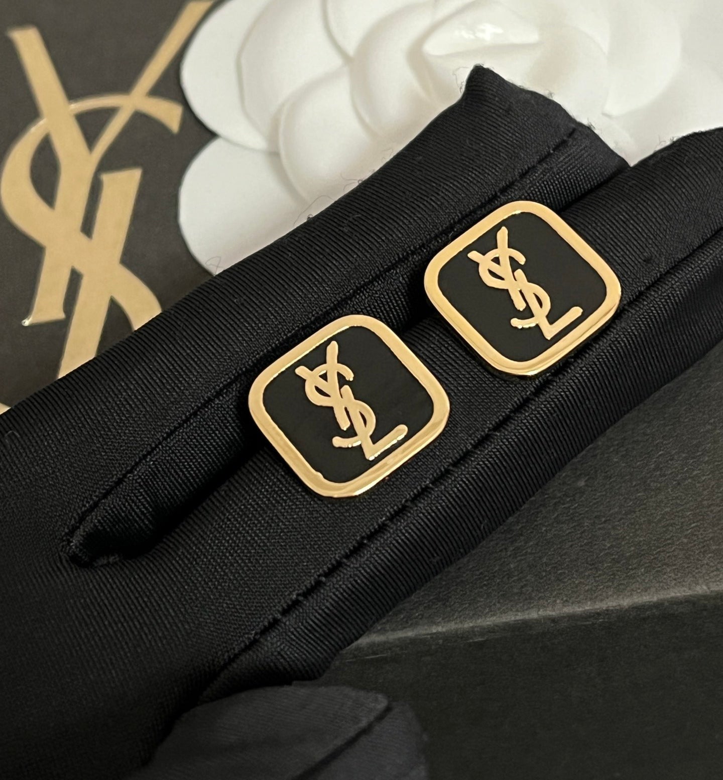 Orecchini alla moda ed eleganti
