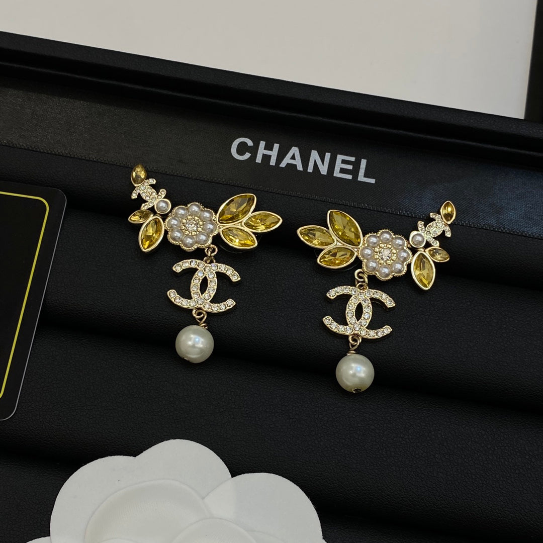 Orecchini pendenti con fiori di perle