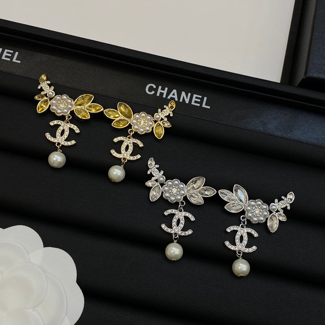 Orecchini pendenti con fiori di perle