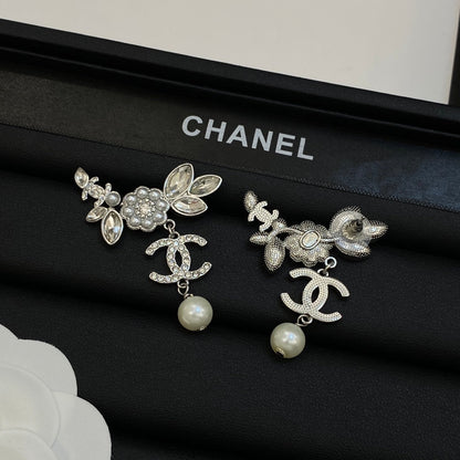 Orecchini pendenti con fiori di perle