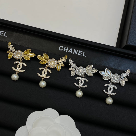 Orecchini pendenti con fiori di perle