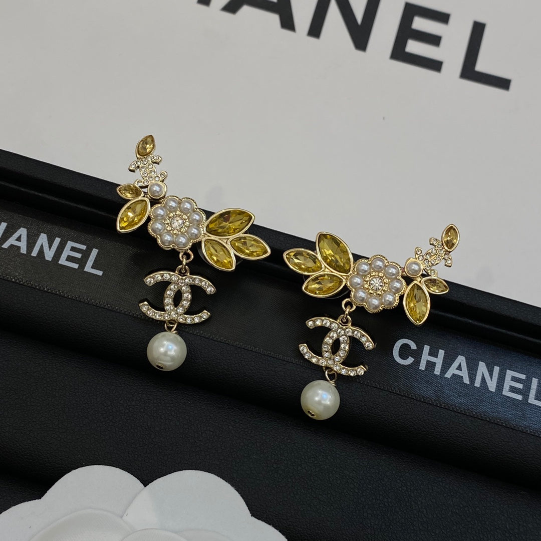 Orecchini pendenti con fiori di perle