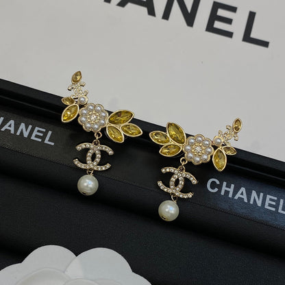 Orecchini pendenti con fiori di perle