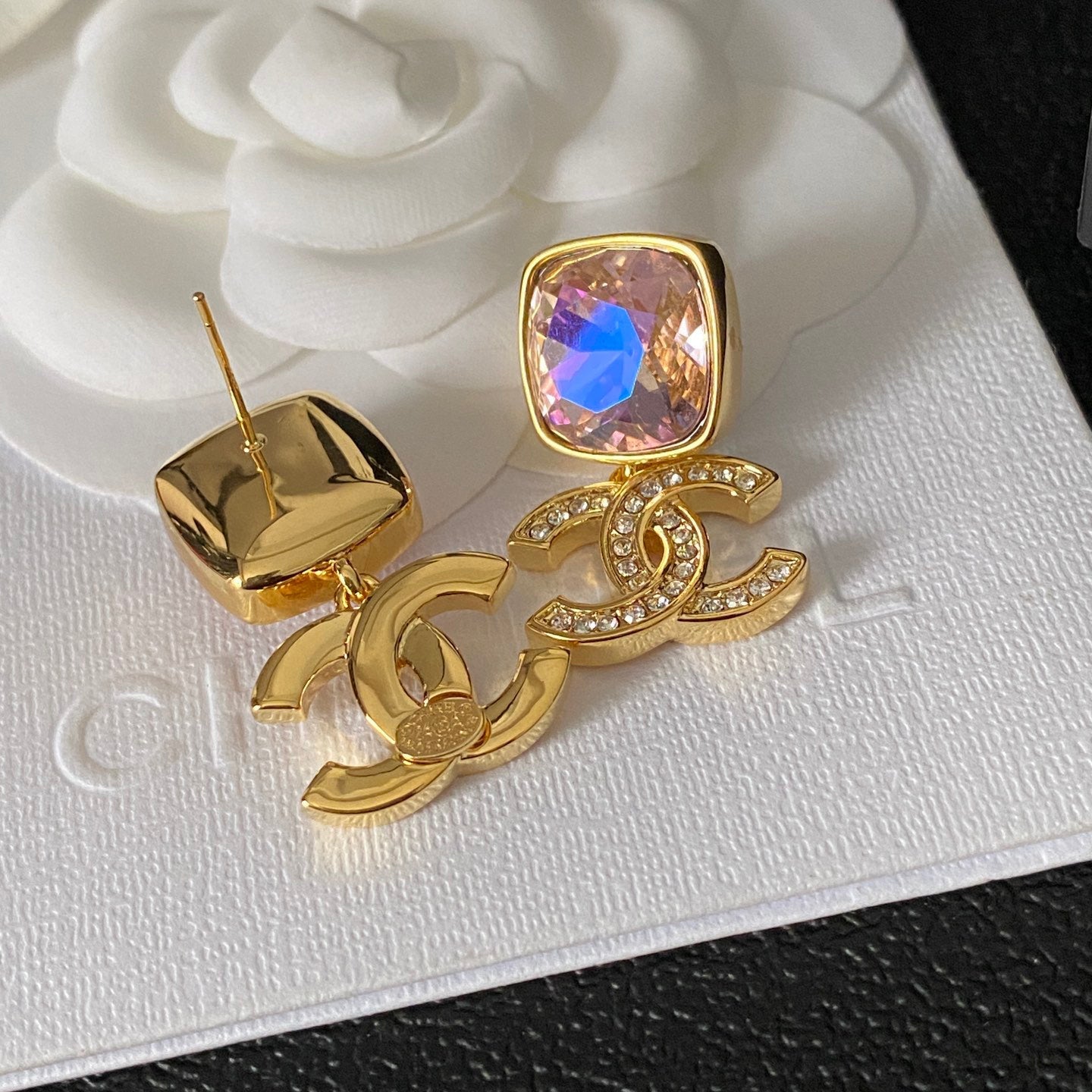 Eleganti orecchini pendenti con pietre preziose