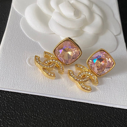 Eleganti orecchini pendenti con pietre preziose