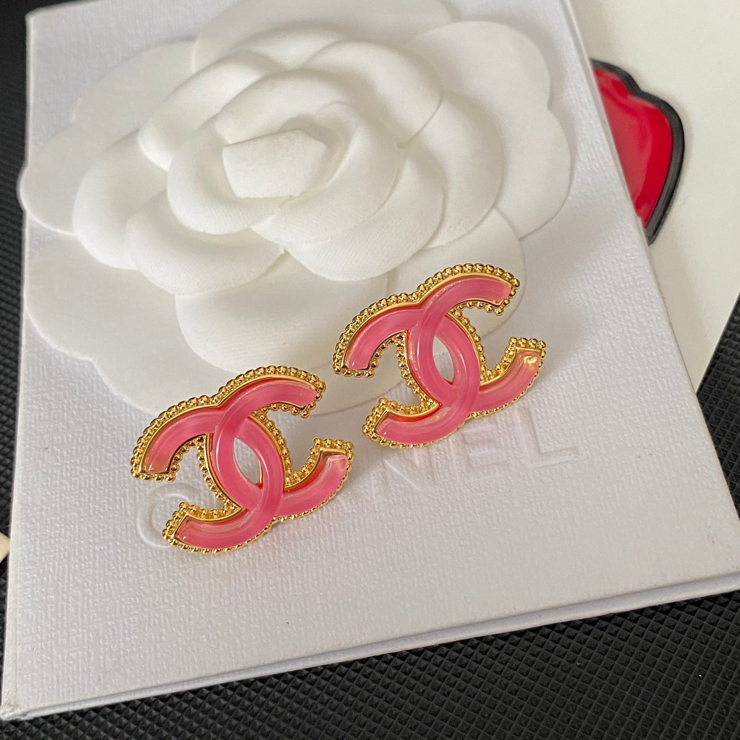 Orecchini rosa alla moda retrò