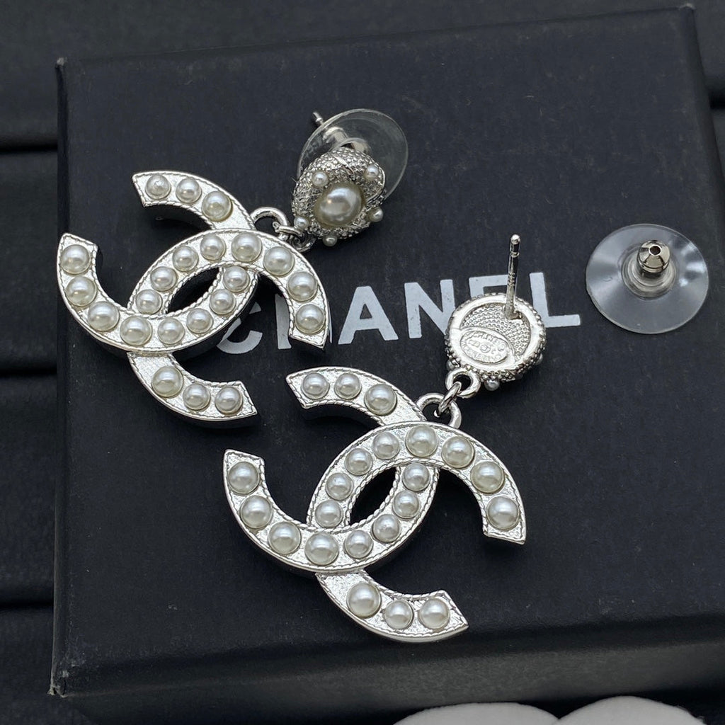 Classic Pearl Earrings