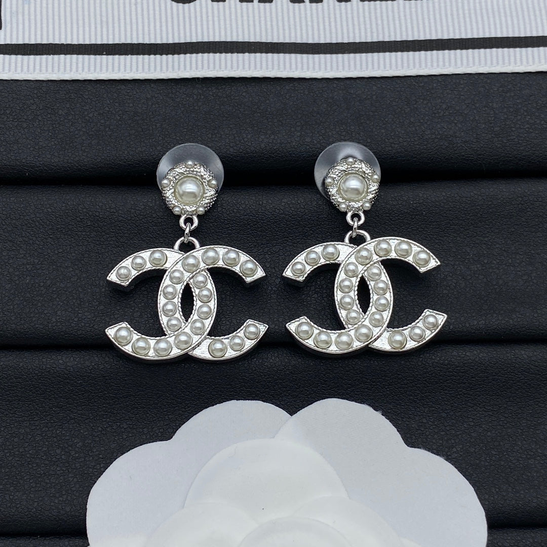 Classic Pearl Earrings
