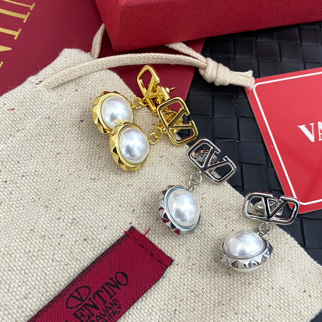 Orecchini di perle pendenti a forma di V