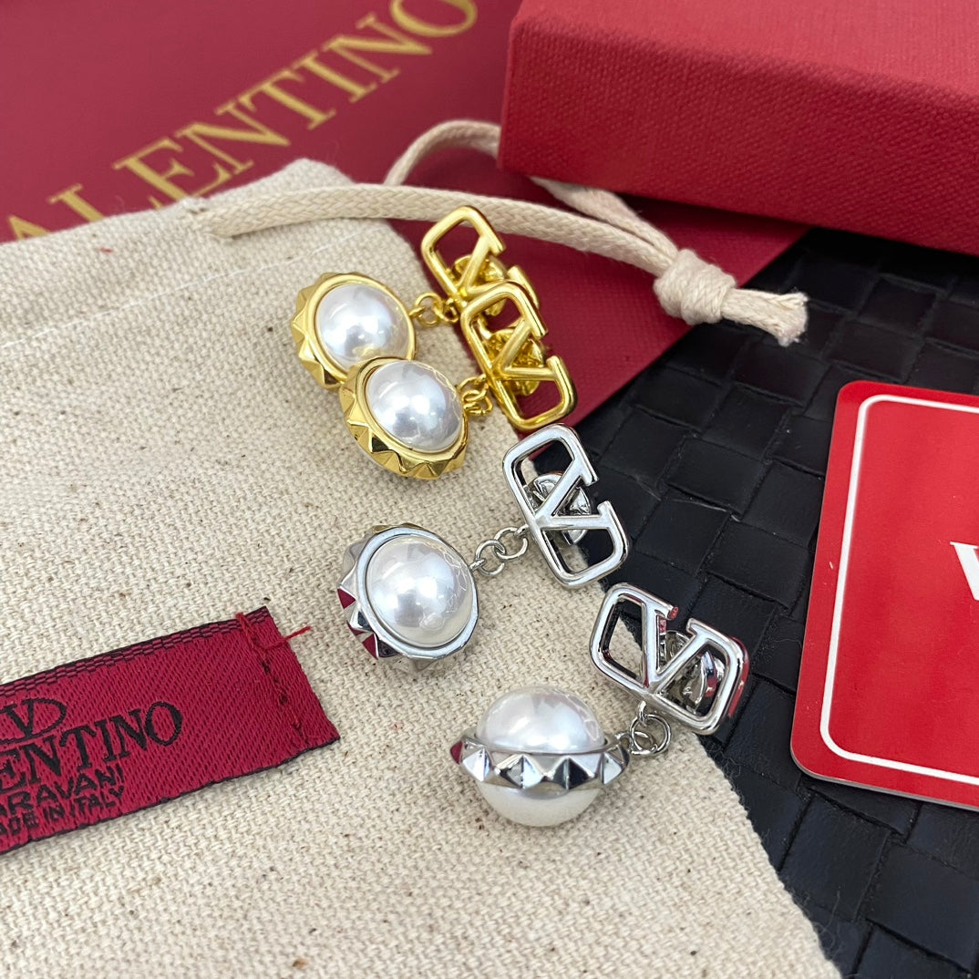 Orecchini di perle pendenti a forma di V