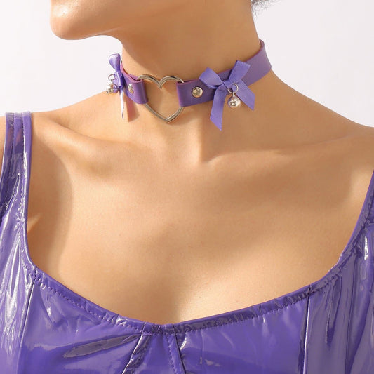 Collana girocollo in PU con fiocco, campanella, cuore e bottone ad anello 