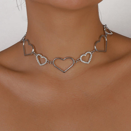 Collana girocollo con anello a cuore in strass 