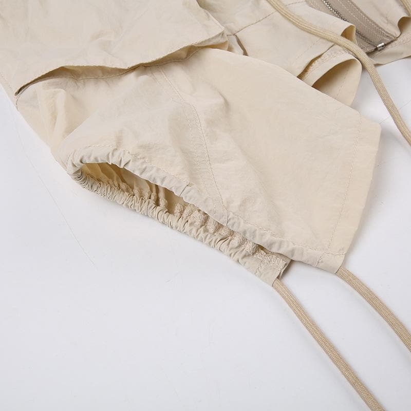 Minigonna con tasche cargo irregolari e cerniera a cordoncino 