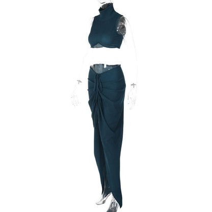 Completo gonna lunga arricciata, tinta unita, con spacchi, senza maniche e collo alto. 