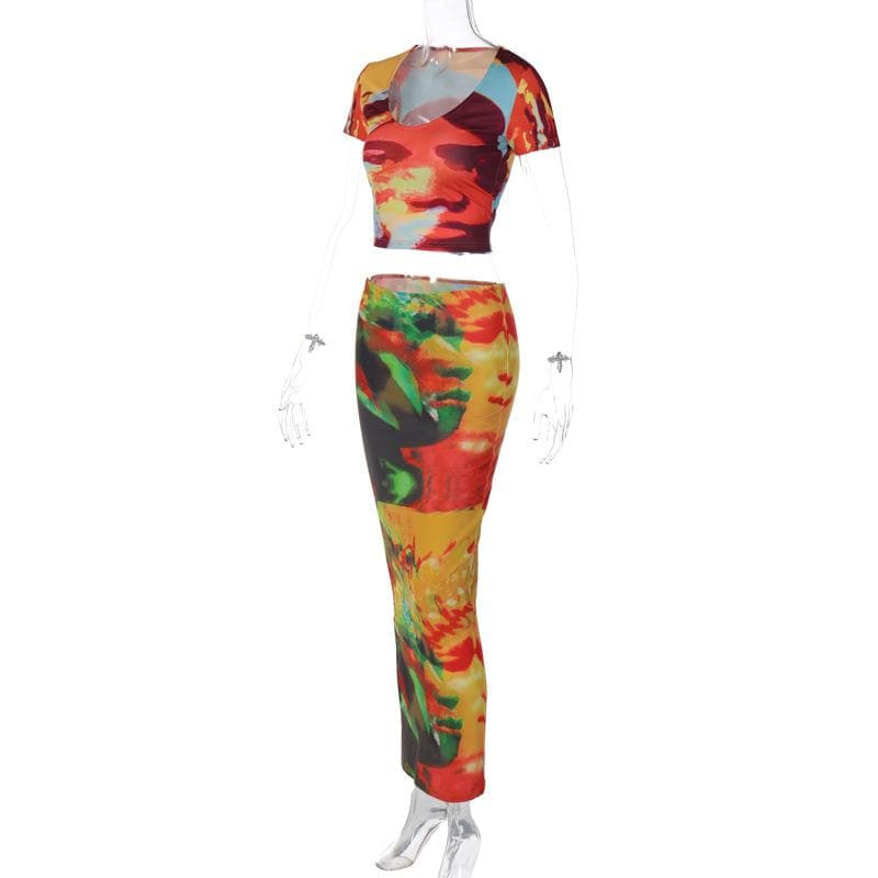 Completo gonna lunga a U con maniche corte e contrasto con stampa astratta 