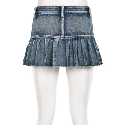 Minigonna in denim a trapezio con orlo grezzo e vita bassa plissettata 