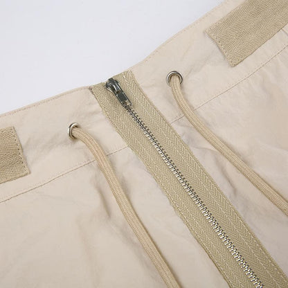 Minigonna con tasche cargo irregolari e cerniera a cordoncino 
