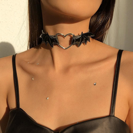 Collana girocollo in PU con bottone ad anello a forma di cuore con ali 